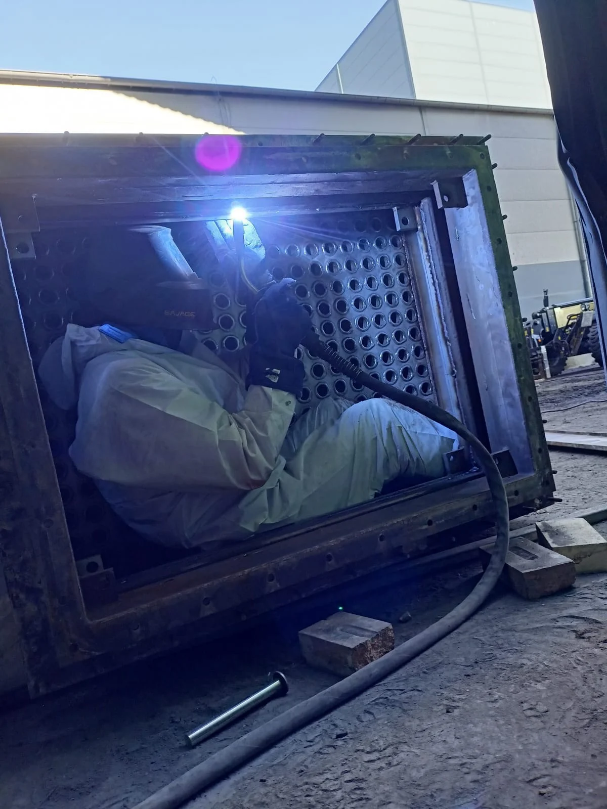 Spawacz podczas pracy przy konstrukcji stalowej